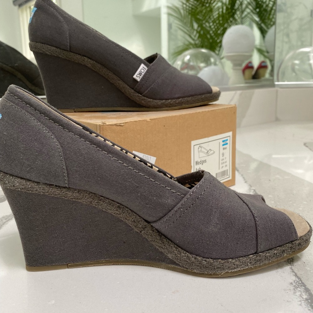 Toms Wedges. Grey. Size 9. Gently worn, great condition. Original box.
